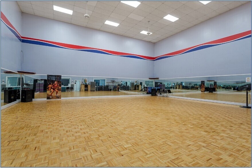 More Photos Of 104 N Marine Blvd, Jacksonville Health Club For Sale