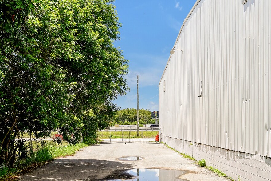 More Photos Of 11435 Rocket Blvd, Orlando Warehouse For Lease