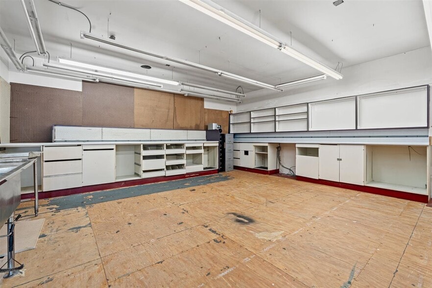 More Photos Of 7535 Williamson Rd, Roanoke Restaurant For Lease