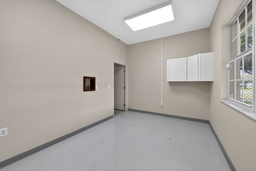 More Photos Of 2555 Pinellas Point Dr S, Saint Petersburg Veterinarian Kennel For Sale