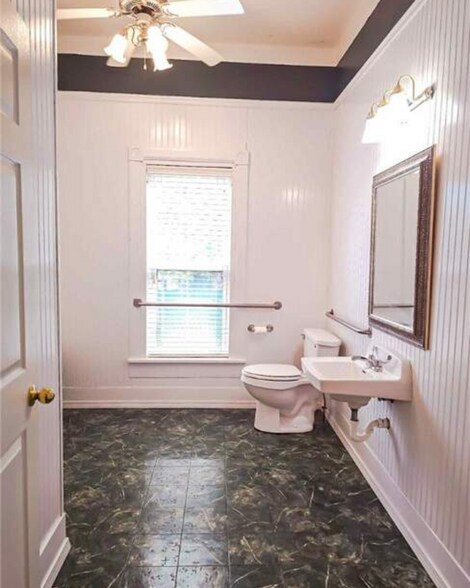 More Photos Of 1301 W Main St, Clarksville Office For Sale