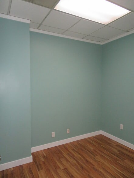 More Photos Of 4801 Wisconsin Ave NW, Washington Office For Sale