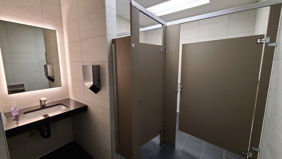 More Photos Of 675 Orchard Heights Rd, Salem Medical For Sale