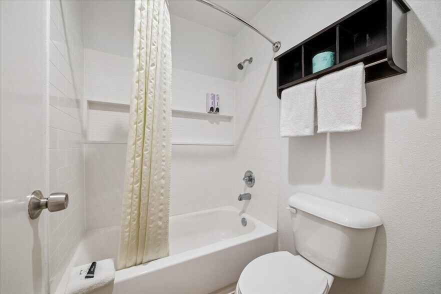 More Photos Of 16884 Northwest Fwy, Houston Hotel For Sale