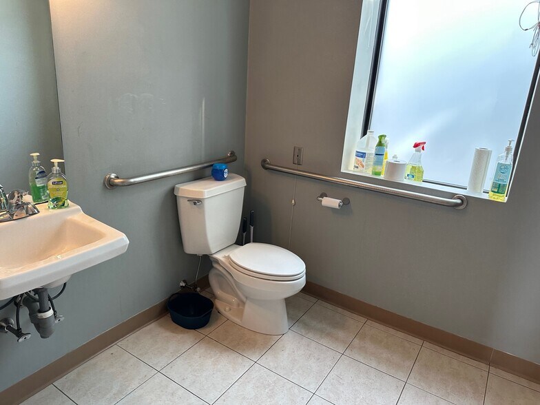 More Photos Of 126 Franklin St, Torrington Light Manufacturing For Sale