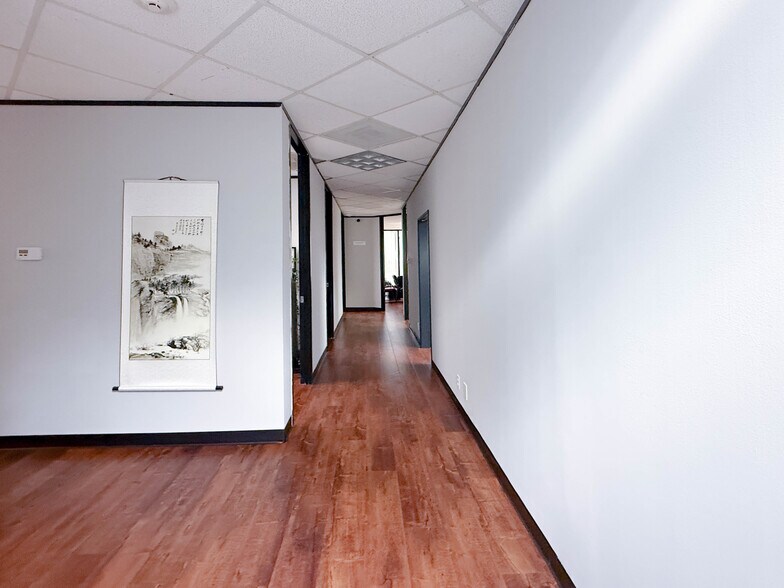 More Photos Of 6100 Corporate Dr, Houston Office For Sale