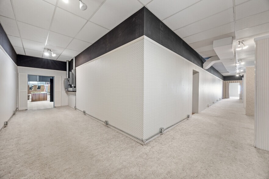 More Photos Of 121 W 5th St, Tipton Showroom For Sale