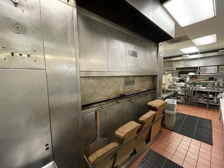 More Photos Of 6831 W North Ave, Oak Park Restaurant For Sale