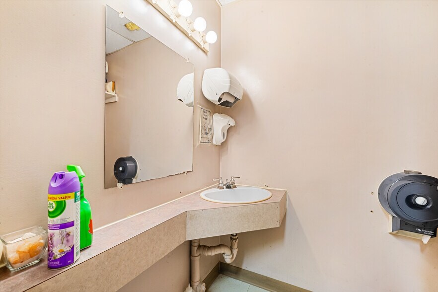 More Photos Of 1916 10th Av, Spruce View Restaurant For Sale