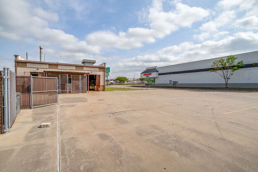 More Photos Of 6325 Lake Worth Blvd, Fort Worth General Retail For Sale
