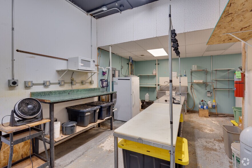 More Photos Of 311 N Broad St, Griffith Restaurant For Sale