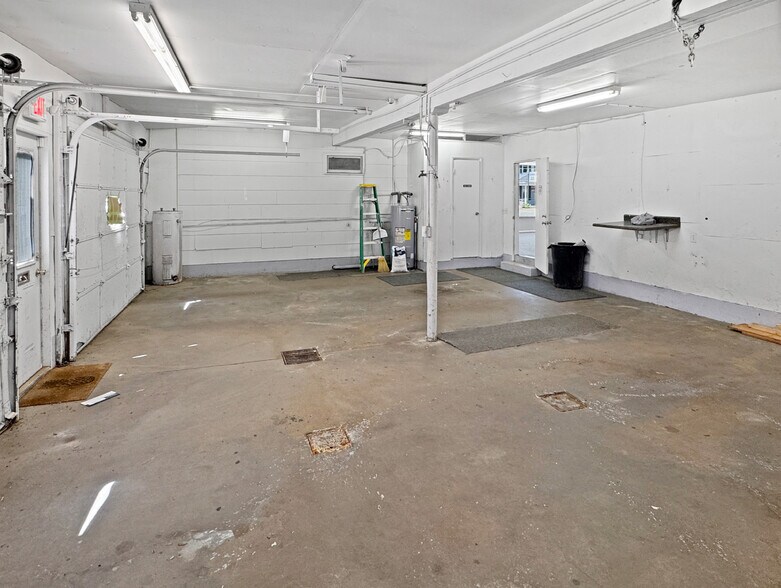 More Photos Of 129 E 5th St, Washington Showroom For Sale