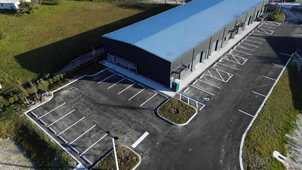 More Photos Of 2040 Apopka Blvd, Apopka Warehouse For Lease