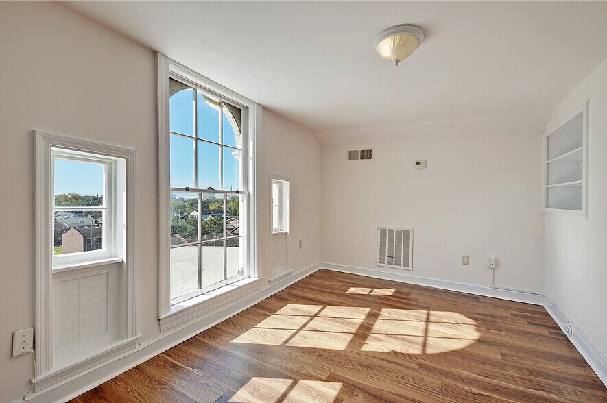 More Photos Of 635 E Bay St, Charleston Office Residential For Lease