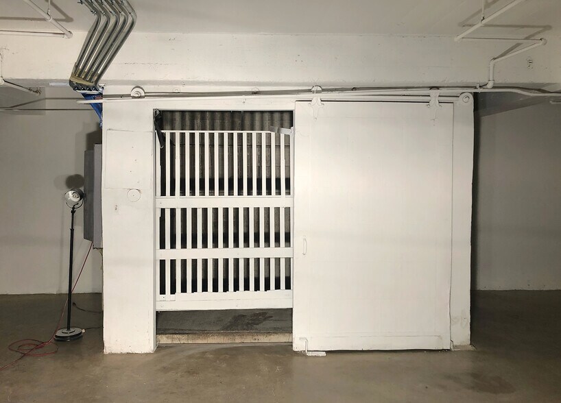 More Photos Of 405 Towne Ave, Los Angeles Showroom For Lease