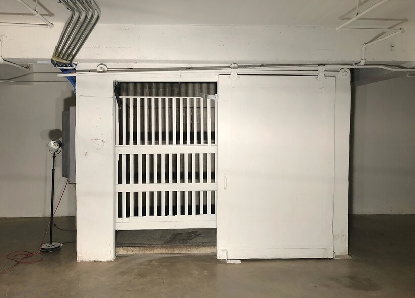 More Photos Of 405 Towne Ave, Los Angeles Showroom For Sale