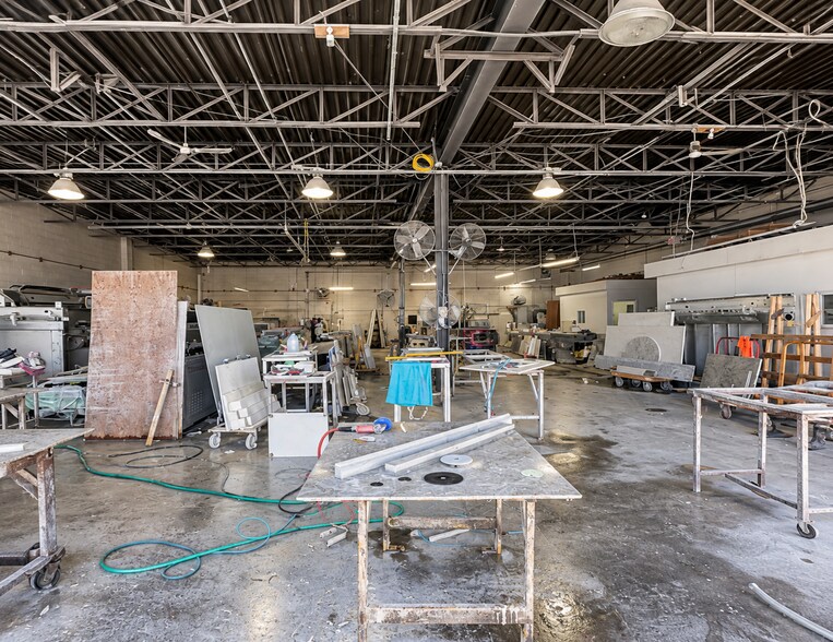 More Photos Of 10-12 Niagara Ave, Freeport Warehouse For Lease