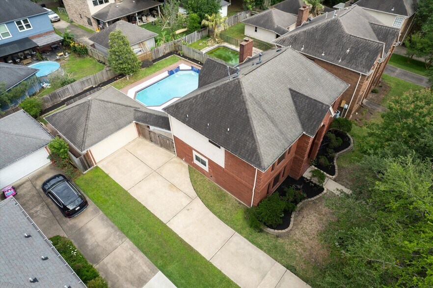 More Photos Of 124 Lake Point Dr, League City Specialty For Sale