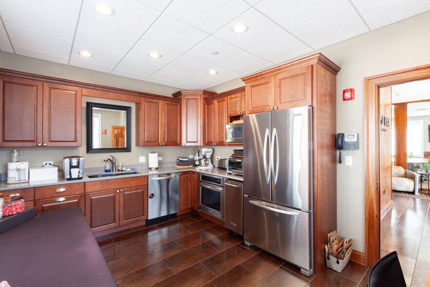 More Photos Of 55 Ogden Ave, Clarendon Hills Office For Sale