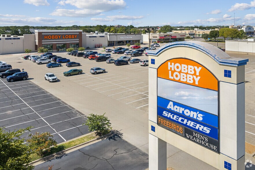 More Photos Of 1309-1323 W Pipeline Rd, Hurst General Retail For Sale