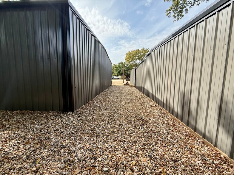 More Photos Of 1622 W Front St, Tyler Industrial For Sale