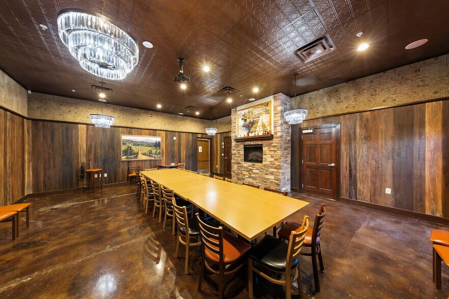 More Photos Of 2400 N Town Center Dr, Washington Restaurant For Sale