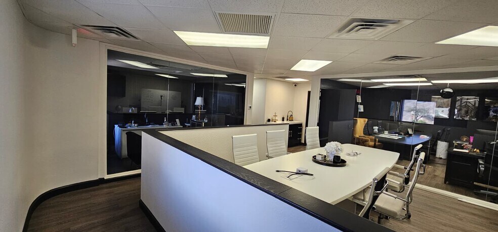 More Photos Of 325 W Melinda Ln, Phoenix Manufacturing For Lease