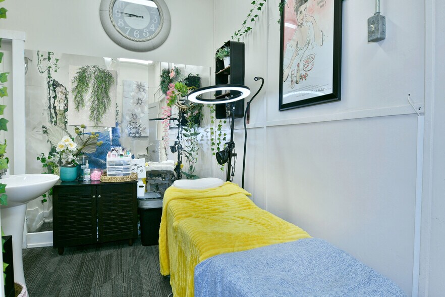 More Photos Of 12-14 N Main St, Hubbard Storefront Retail Residential For Sale