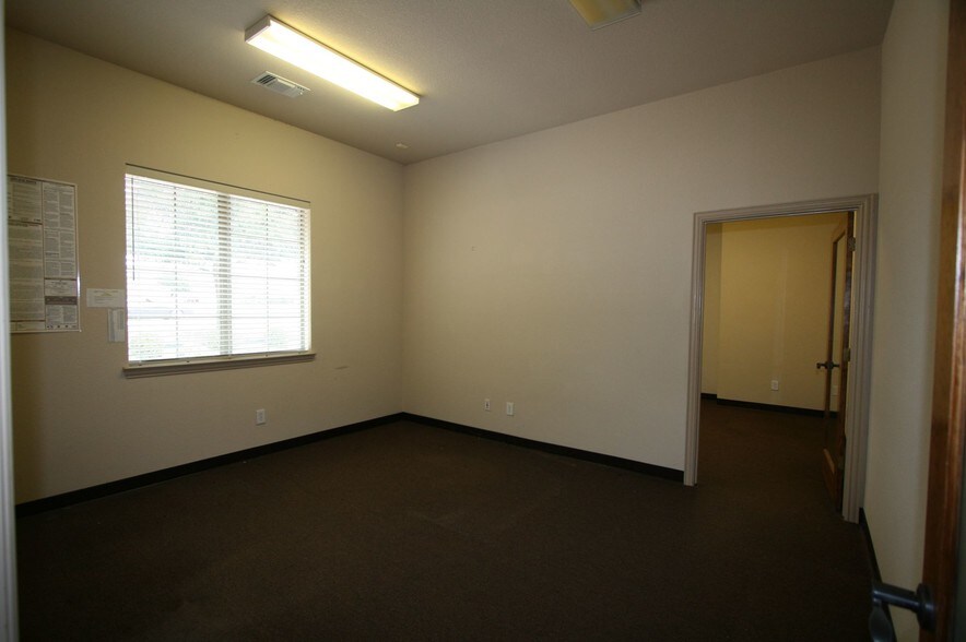 More Photos Of 200 S 14th St, Midlothian Medical For Sale