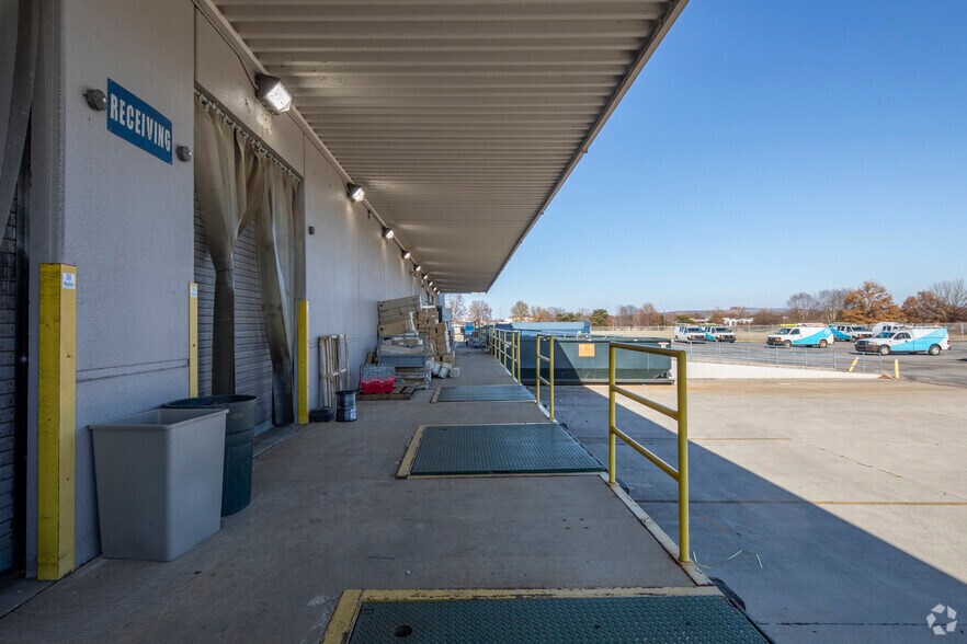 More Photos Of 400 Diamond Dr NW, Huntsville Flex For Lease