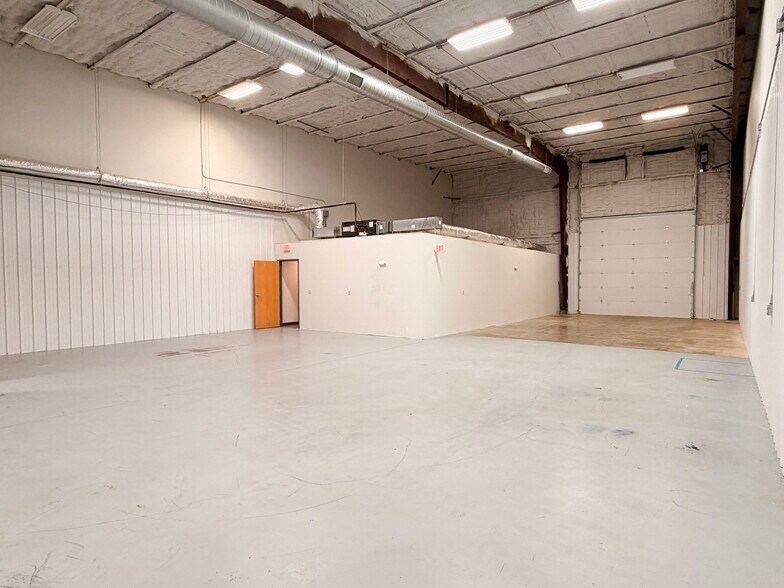 More Photos Of 4173 N 20th St, Ozark Warehouse For Lease