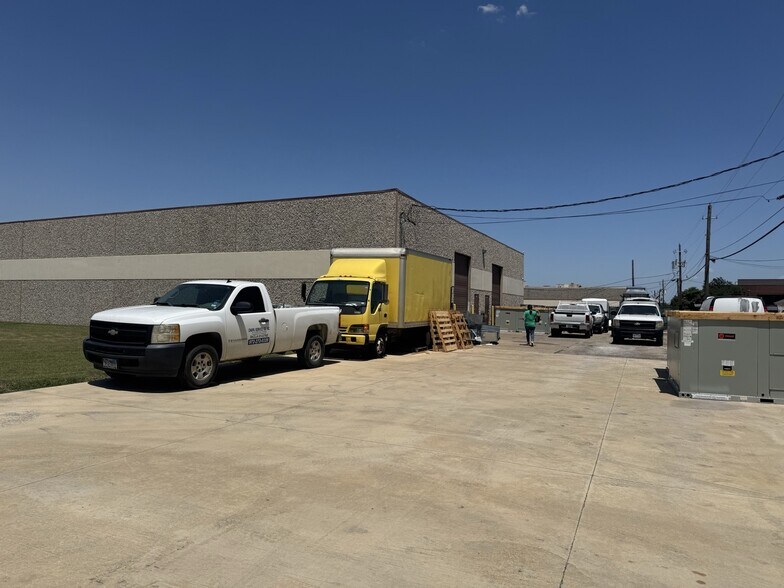 More Photos Of 2014-2018 Silver St, Garland Light Manufacturing For Sale