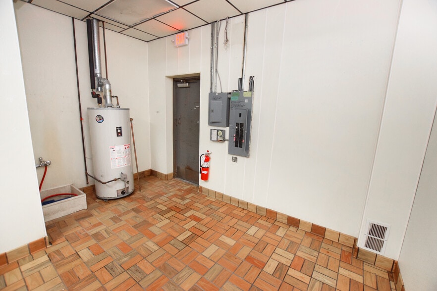 More Photos Of 1344-1358 E Bristol Rd, Burton Freestanding For Lease