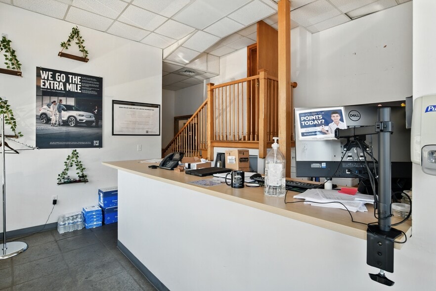 More Photos Of 48 Damon Rd, Northampton Auto Dealership For Lease