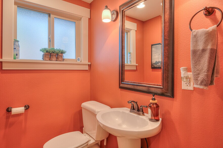 More Photos Of 525 NE Greenwood Ave, Bend Office For Sale