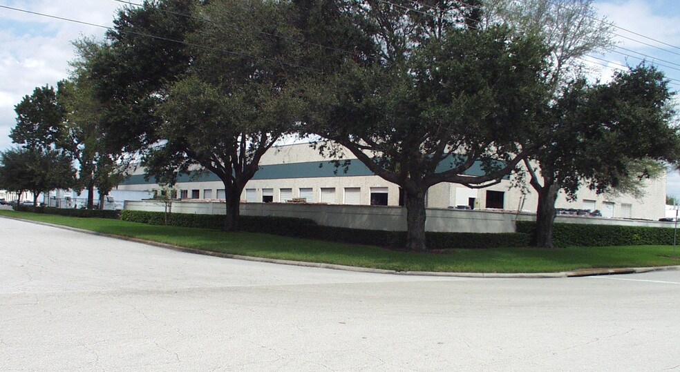 More Photos Of 7503-7527 Exchange Dr, Orlando Distribution For Lease
