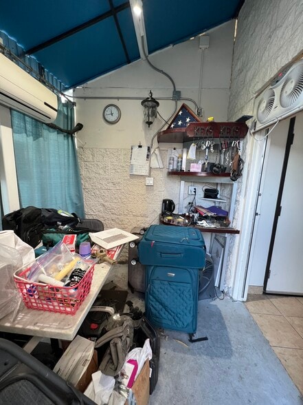 More Photos Of 658 Hawthorne St, Glendale Showroom For Lease