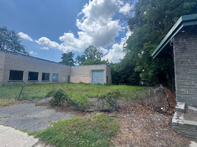 More Photos Of 566 Broadway, Amityville Showroom For Sale