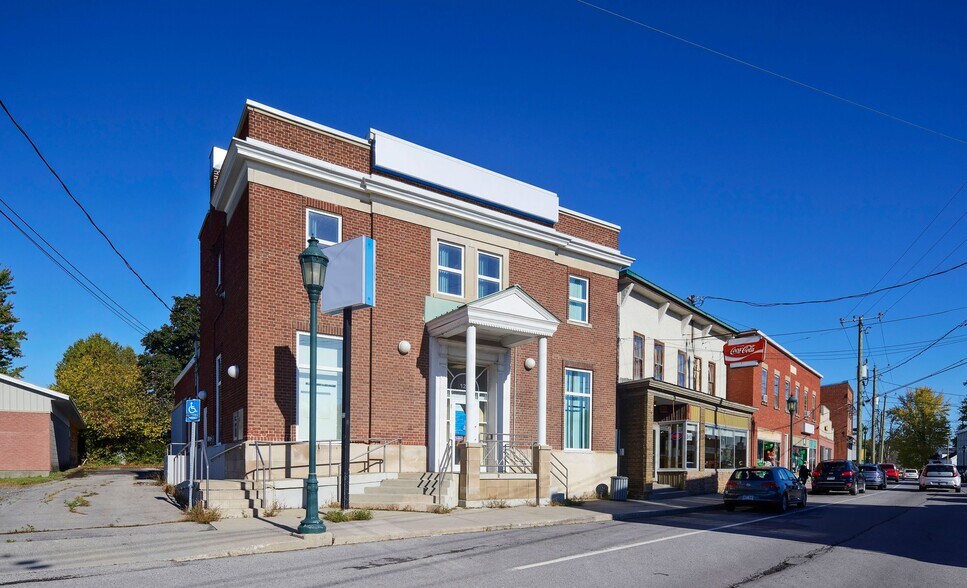 More Photos Of 124 Rue Châteauguay, Huntingdon General Retail For Sale