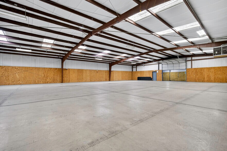 More Photos Of 6121 Highway 177, Shawnee Warehouse For Lease