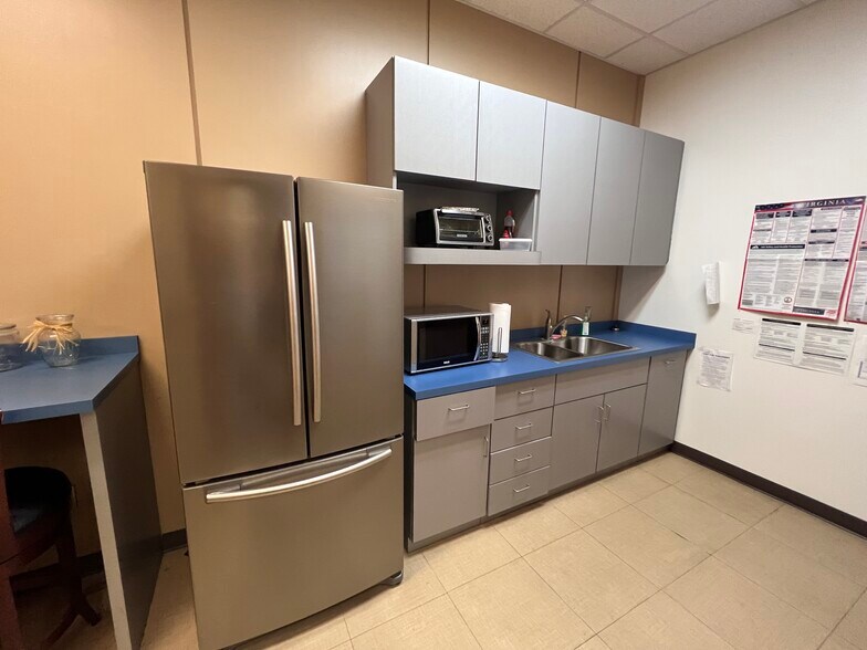 More Photos Of 5940-5990 Richmond Hwy, Alexandria Restaurant For Lease