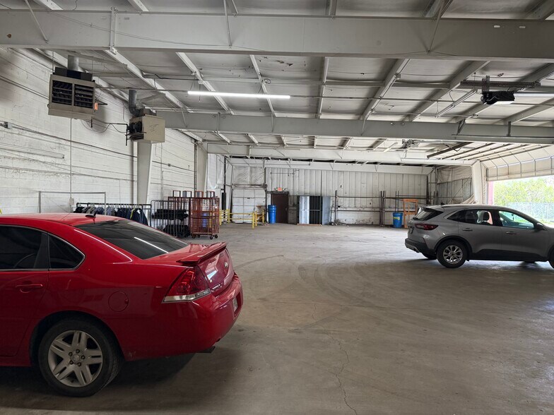 More Photos Of 2080-2090 Fairwood Ave, Columbus Warehouse For Lease