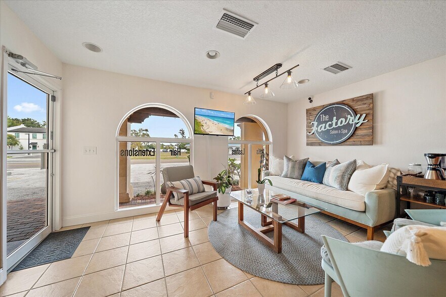 More Photos Of 2072-2074 Constitution Blvd, Sarasota Office For Sale