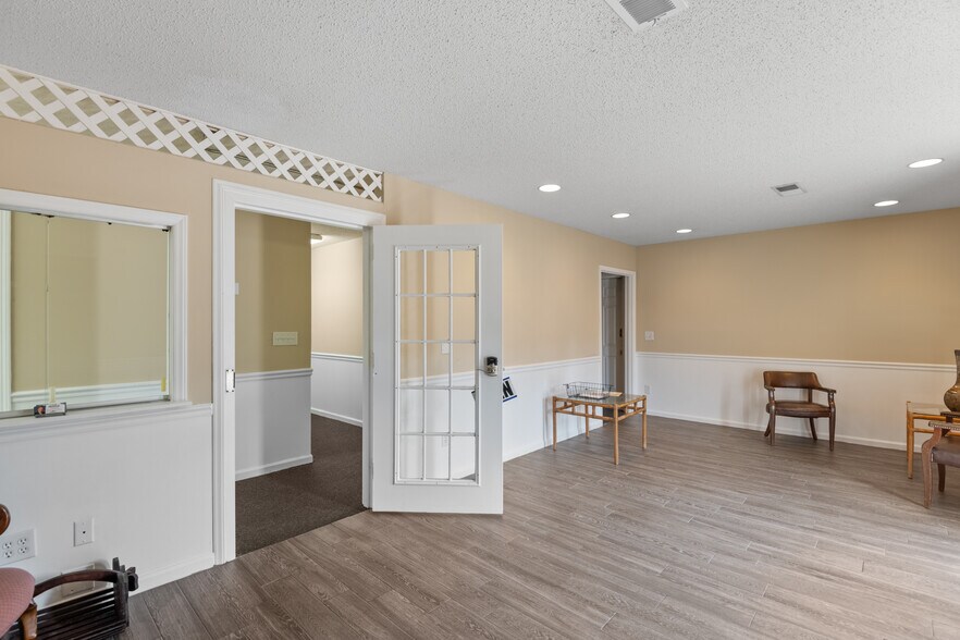 More Photos Of 123 Lawand Dr, Columbia Office Residential For Sale