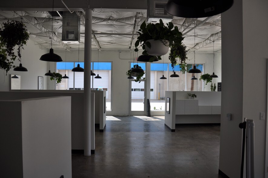 More Photos Of 3901 Main St, Dallas Showroom For Lease