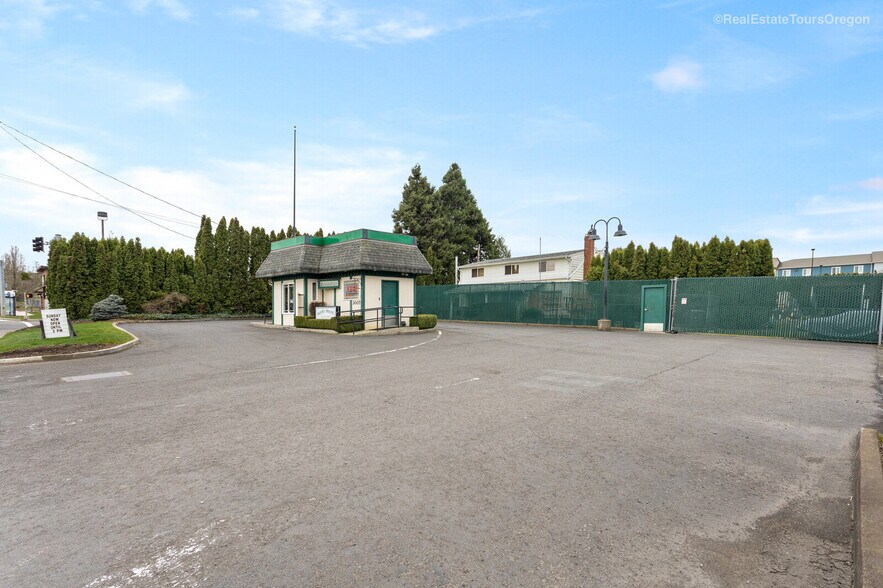 More Photos Of 3007 NE 181st Ave, Portland Freestanding For Sale