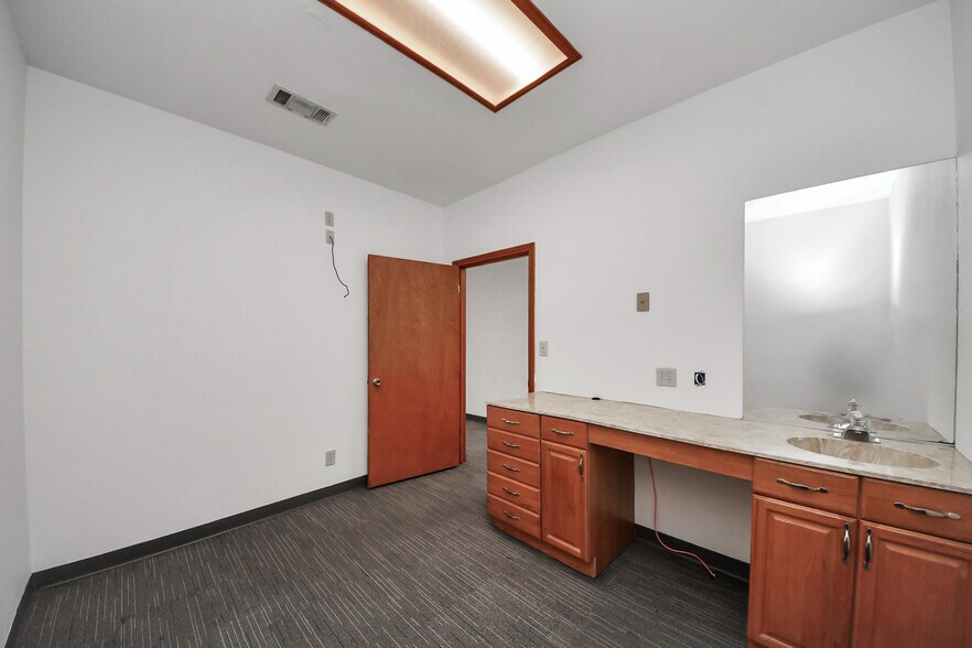More Photos Of 13615 Bellaire Blvd, Houston Medical For Lease