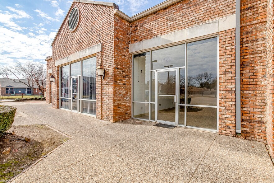 More Photos Of 2430 N Davis Dr, Arlington Freestanding For Lease