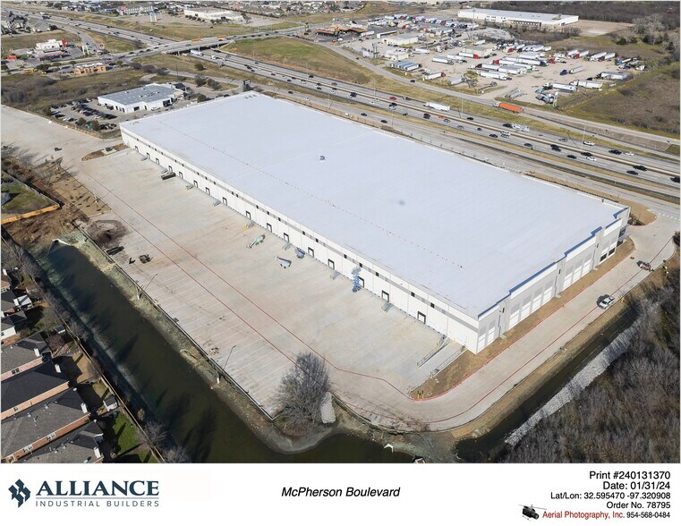More Photos Of 11000 South Freeway, Burleson Warehouse For Lease