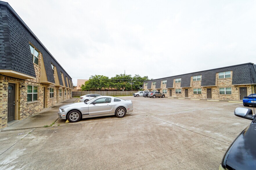 Primary Photo Of 2112-2114 E Airline Rd, Victoria Apartments For Sale